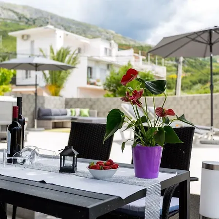 Apartment Lidija: Sea View With Exclusive Hot Tub Or Pool Access Podstrana